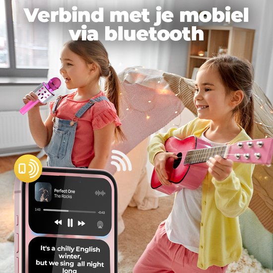 Twee meisjes, één zingt in roze microfoon, de ander speelt gitaar, tekst 'Verbind met je mobiel via bluetooth'.