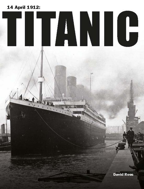De Titanic vaart op 14 april 1912 in de haven, met veel rook en kranen op de achtergrond.