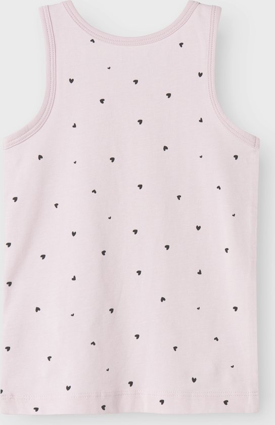 Achterkant van een roze hemdje met een all-over print van kleine zwarte hartjes.