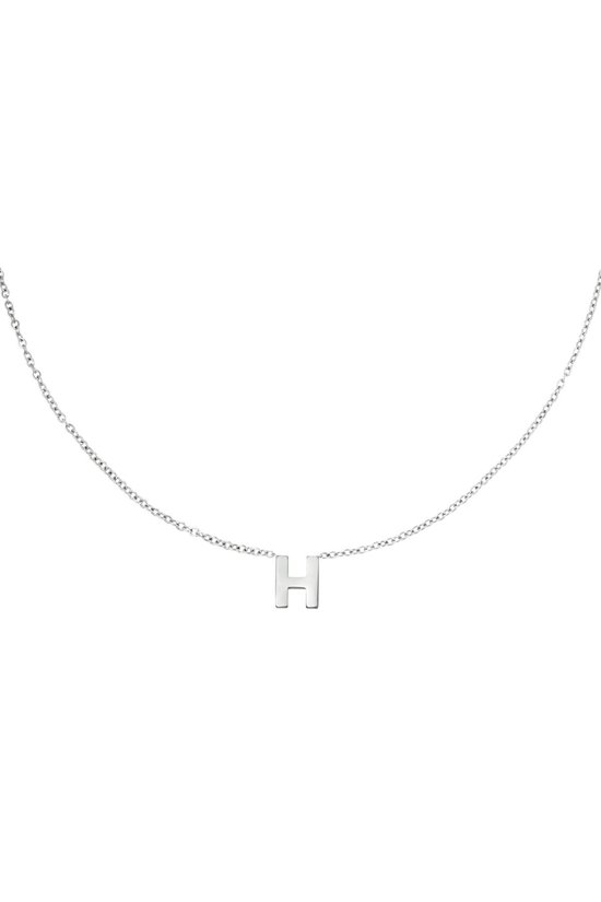 Collier argenté avec la lettre H.