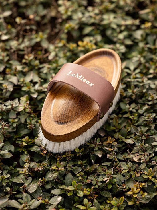 LeMieux Artisan Zachte Borstel Geitenhaar Borstel Brown LeMieux Artisan Zachte Borstel Geitenhaar Borstel Brown