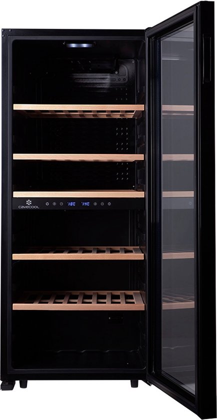 Zwarte Cavecool wijnkoelkast met open deur, lege binnenkant met houten planken.