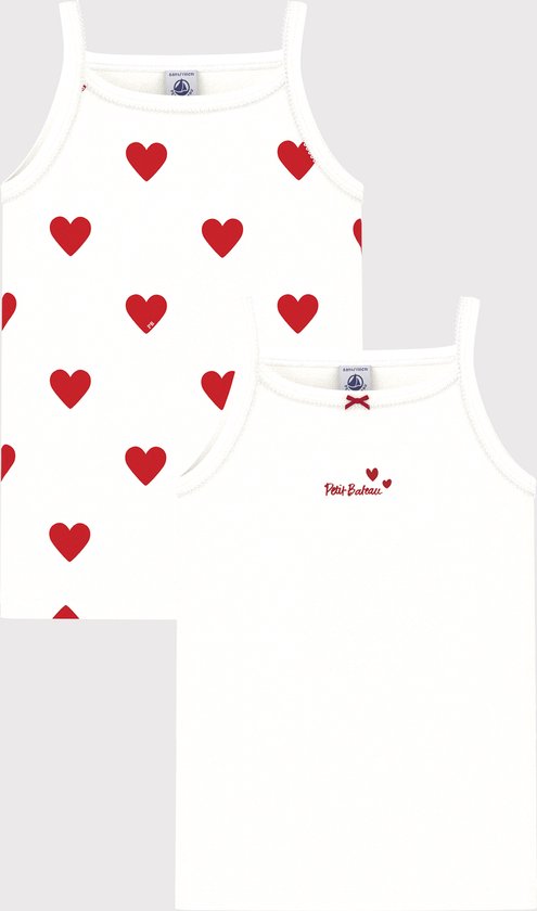 Twee witte topjes, één met rode hartjesprint en 'Petit Bateau' opschrift, de ander effen.