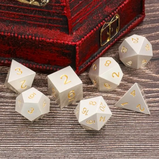 Les arts et les dés de Vera | Set de Dés en métal pour les RPG tels que Dungeons and Dragons | 7 pièces par ensemble | Argent Sunlight | Métal Wit brillant fini avec chiffres jaunes | Avec sac à dés