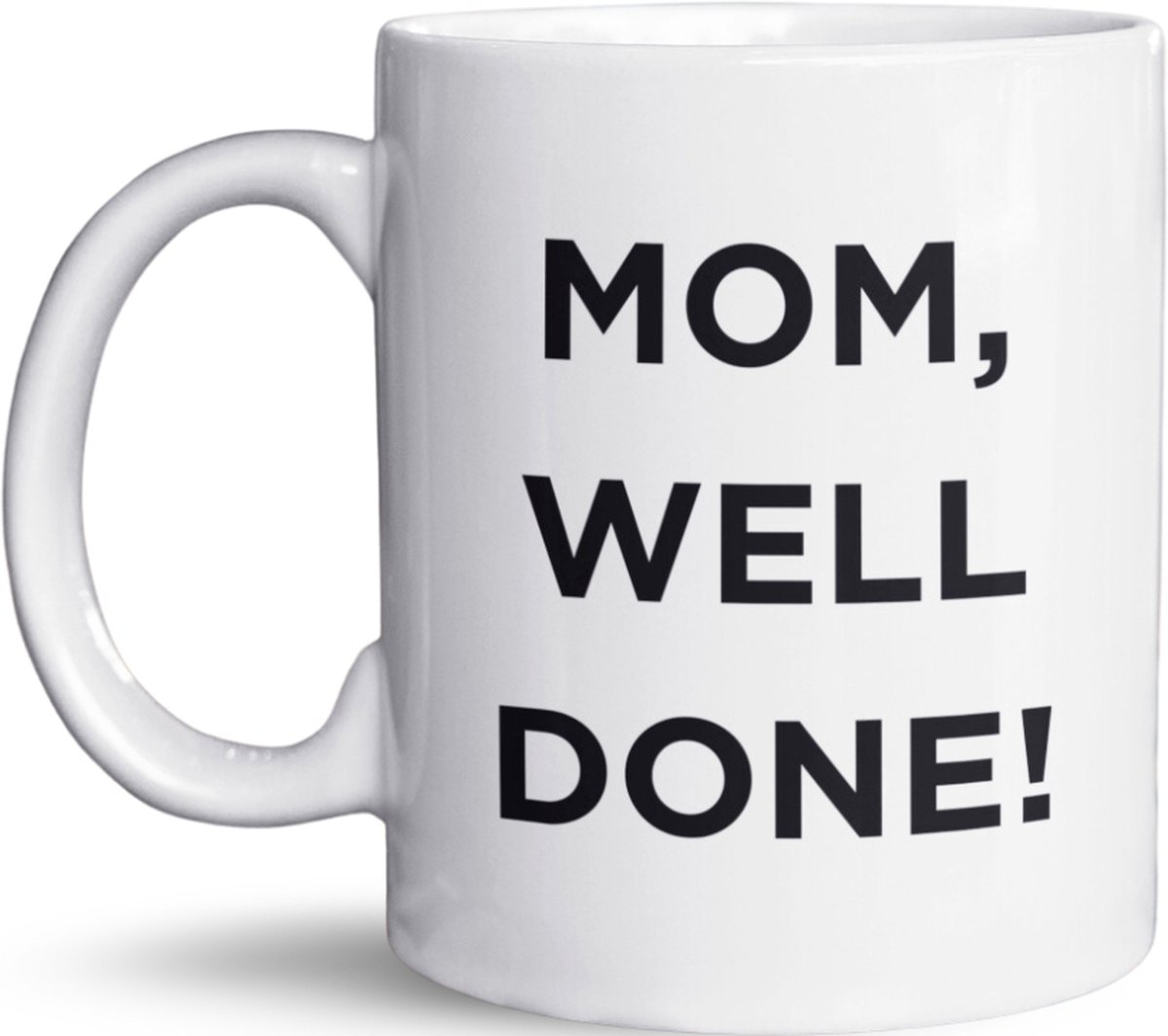 NietMokken.nl - Grappige Mok - Mom, Well Done, I'm Awesome – Bedrukt aan Beide Zijden – Vaatwasser- en Magnetronbestendige Beker – Perfect Cadeau voor Moederdag of Verjaardag van je Moeder - Keramische tas - Beker 325ml