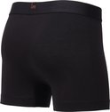 Achterkant van een zwarte boxer met oranje label met 'um'. Brede tailleband.