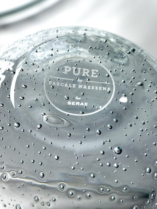 Onderkant van een glazen karaf met 'PURE by PASCALE NAESSENS for SERAX' tekst.