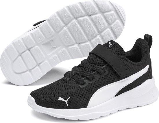 Zwarte sneaker met witte streep en zool. Onderkant van de schoen met profiel. Puma logo's.