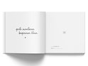 Boek met tekst 'grote avonturen beginnen klein' en een hartje, met stippen decoratie.