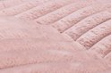 Detail van roze, zachte stof met dikke horizontale ribbels.