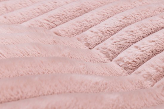 Detail van roze, zachte stof met dikke horizontale ribbels.