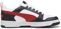 PUMA Rebound v6 lage sneaker in wit, zwart en rood met PUMA-logo op de hiel.
