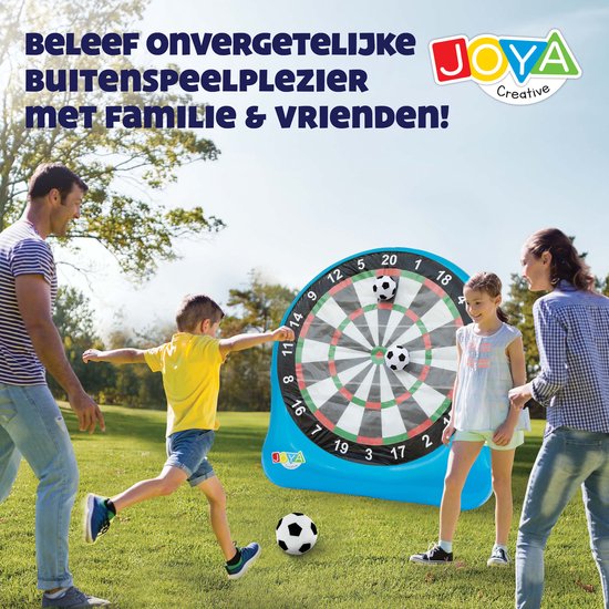Familie speelt buiten met blauw opblaasbaar dartbord van 135x140cm met zwart-wit voetbal patronen.