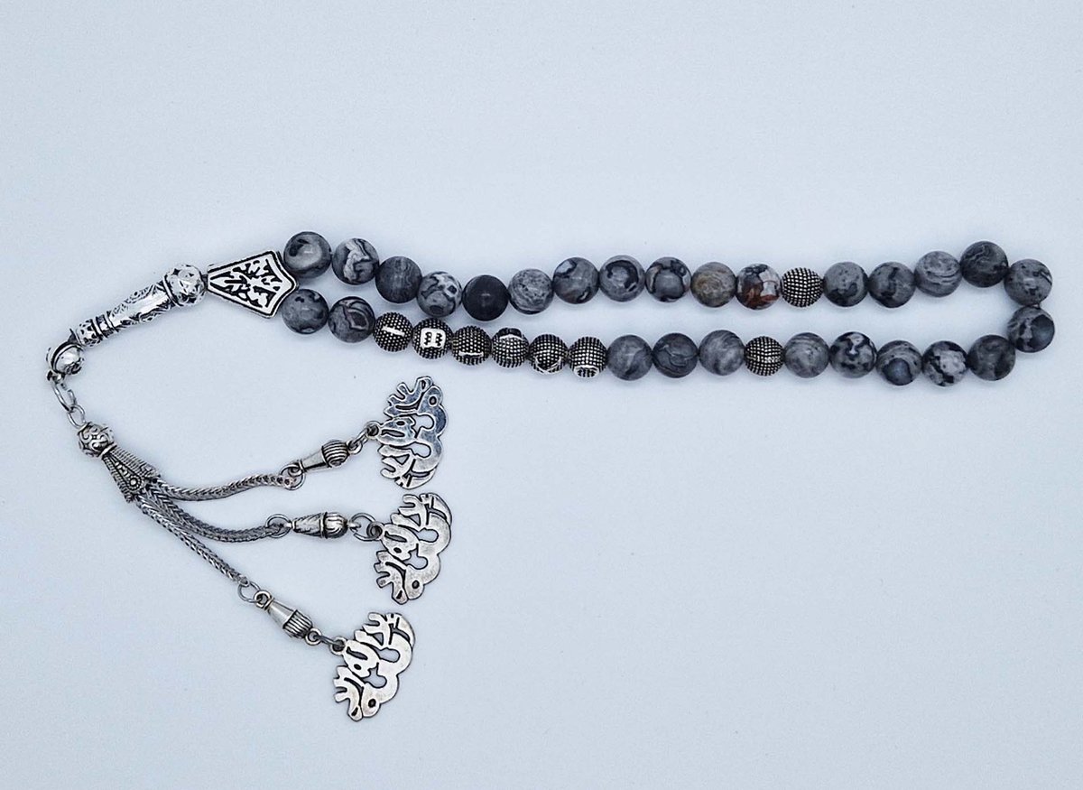 Handgemaakte naam tasbih 33 Kralen Natuursteen “Map Jaspe” - met metaal tassel “la alih ala allah"- Met je naam of de naam van uw geliefde- 8 mm diameter van de korrel