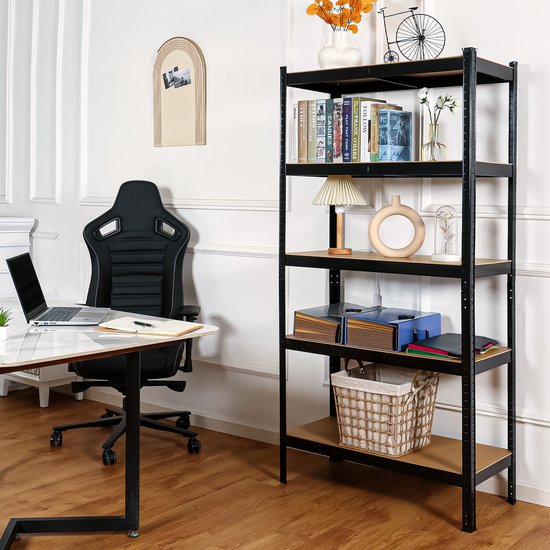 Zwarte stellingkast in een kantoor, gevuld met boeken, manden en decoratie.