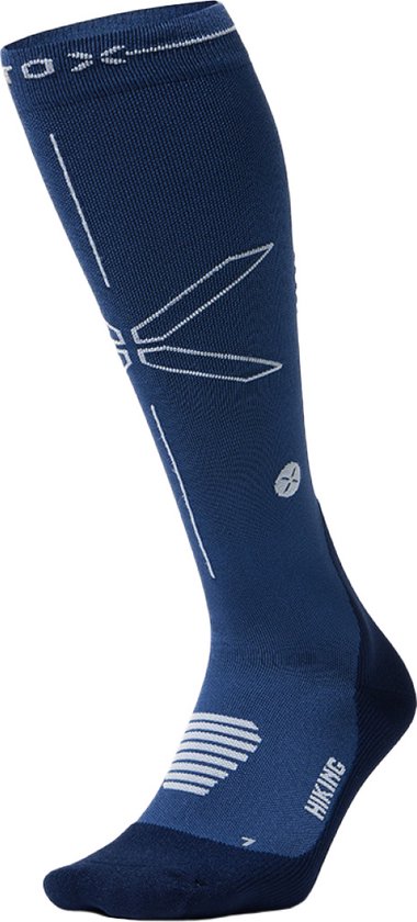 Donkerblauwe compressiekous met witte lijnen, abstract motief en 'HIKING' op de enkel.