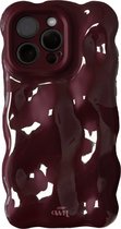 xoxo Wildhearts Bubbly case Burgundy telefoonhoesje - Geschikt voor iPhone 16 Pro Max - Rood hoesje met bobbeltjes - Krullende golfvorm - Wolken hoesje - schokbestendig - Telefoonhoesje met camerabumper - Donkerrood