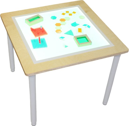 Lichttafel met houten frame en witte poten, met geometrische vormen en bouwblokken erop.
