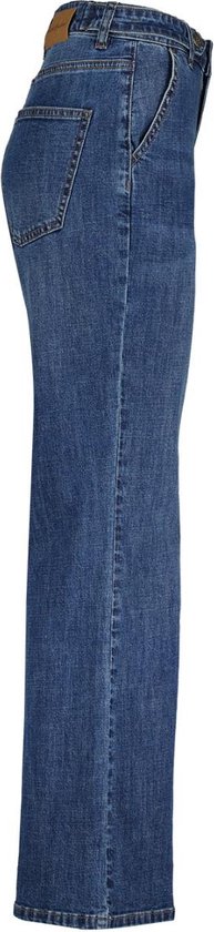 Zijaanzicht van een donkerblauwe spijkerbroek met lichte wassing en uitlopende pijpen.