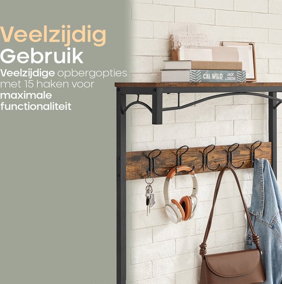 Close-up van bruine houten kapstok met zwarte haken, met sleutels, koptelefoon, tas en jas.
