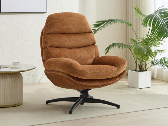 Bruine fauteuil met ribbels in de rugleuning, zitting en armleuningen, op een zwarte draaivoet, in een woonkamer.