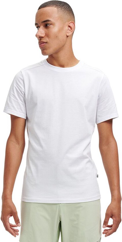 Man in wit ON Running T-shirt en lichtgroene cargo broek.