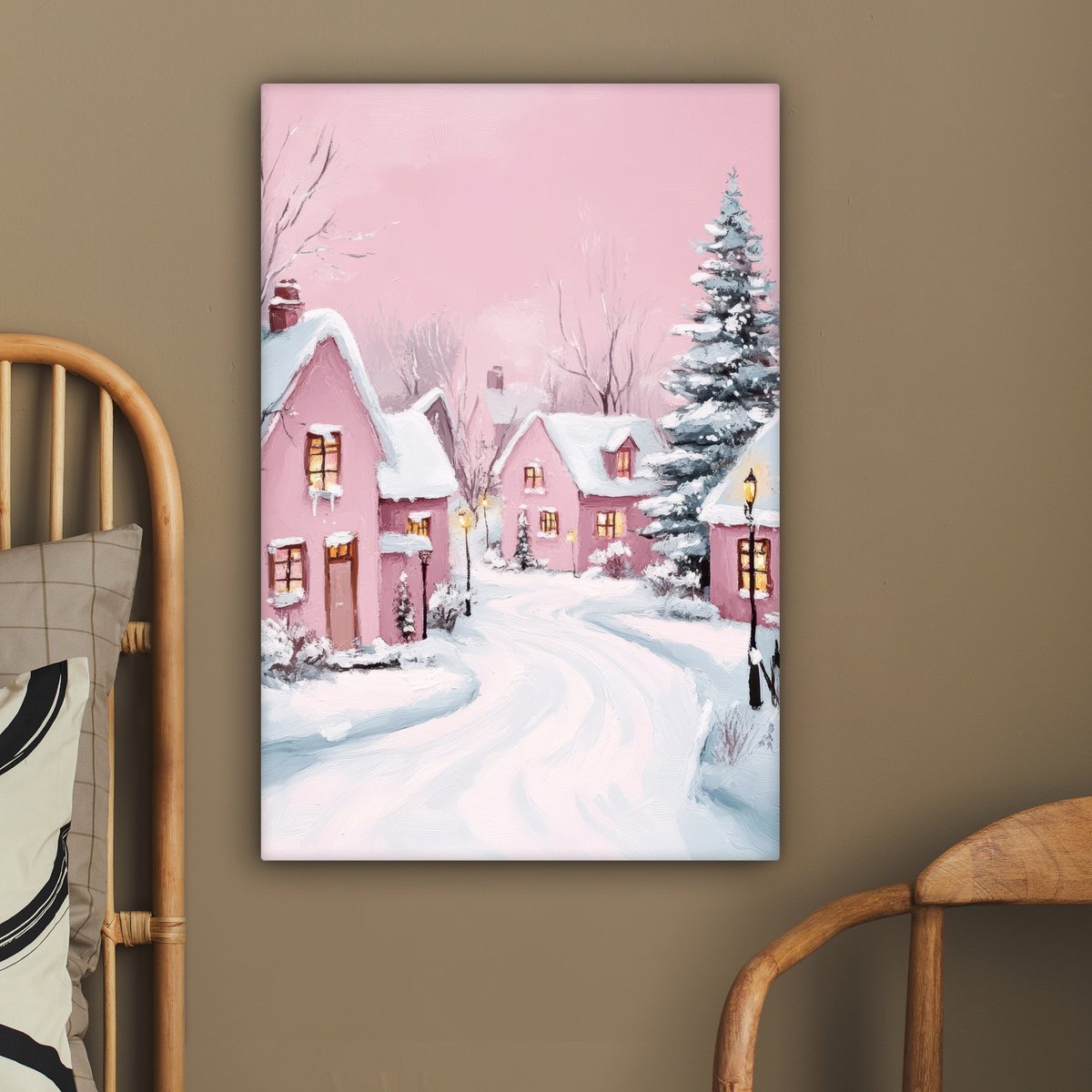 Canvas schilderij 60x90 cm - Wanddecoratie Kerstdorp - Roze - Winter - Sneeuw - Huizen - Muurdecoratie woonkamer - Slaapkamer decoratie - Kamer accessoires - Schilderijen op canvas - Kerstdecoratie voor binnen - Kerstversiering - Kerstmis versiering – foto 6
