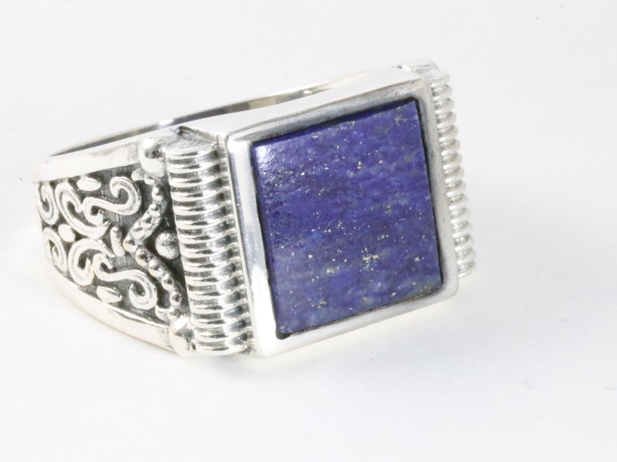 Zware bewerkte zilveren ring met lapis lazuli - maat 20.5