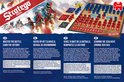De achterkant van de Stratego-doos toont het speelbord met rode en blauwe legers, slagveldkaarten en de spelonderdelen.