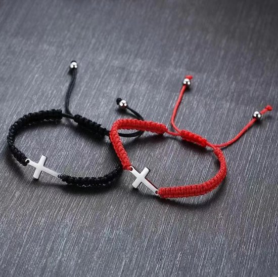 Twee verstelbare koordarmbanden, één zwart en één rood, elk met een zilverkleurig kruis.