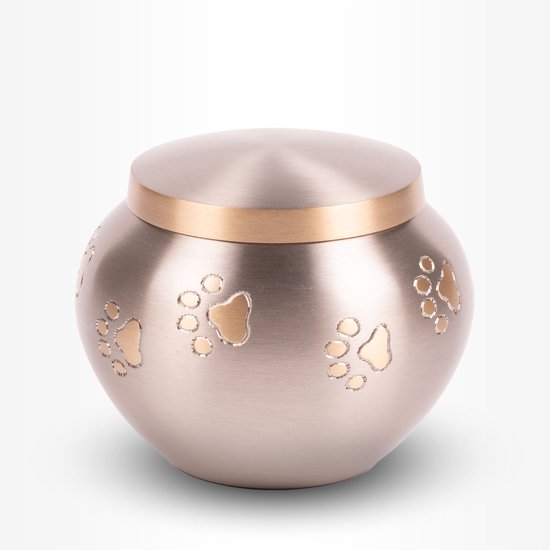 Zilverkleurige dierenurn met gouden pootafdrukken en een gouden rand.
