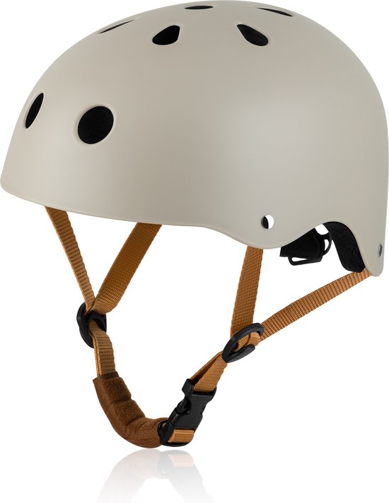Lichtgrijze kinderhelm met bruine bandjes, op een witte achtergrond.