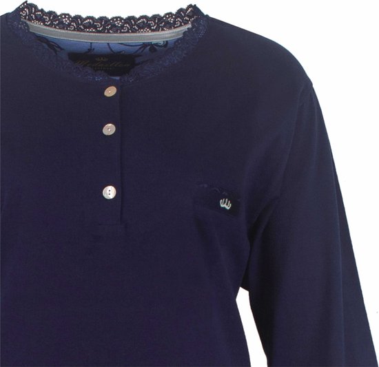 Close-up van een donkerblauwe pyjamatop met lange mouwen, knoopjes, kanten kraag en een klein geborduurd logo.