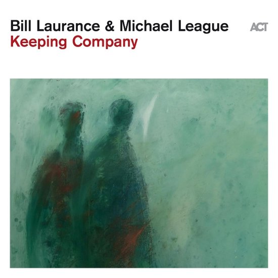 Albumhoes met twee wazige, abstracte figuren in rood en blauw op een groene achtergrond. Titel: Bill Laurance & Michael League Keeping Company.