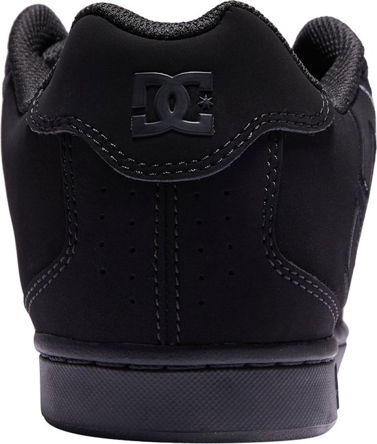 Achterkant van een zwarte DC Shoes sneaker met logo.