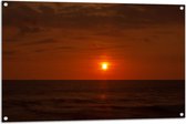 Tuinposter – Roodkleurige Zonsondergang aan de Horizon bij de Oceaan - 105x70 cm Foto op Tuinposter (wanddecoratie voor buiten en binnen)