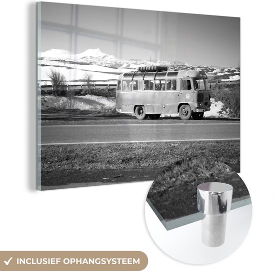 MuchoWow® Glasschilderij 150x100 cm - Schilderij acrylglas - Vintage bus in Armenië - zwart wit - Foto op glas - Schilderijen