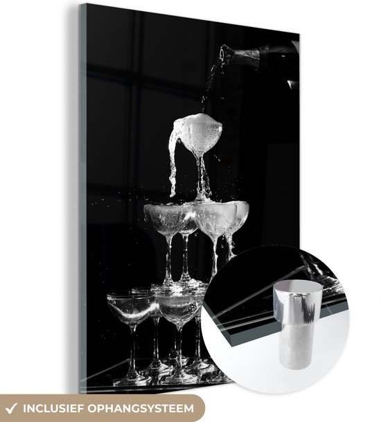 MuchoWow® Glasschilderij 30x40 cm - Schilderij acrylglas - Champagne dat wordt ingeschonken - zwart wit - Foto op glas - Schilderijen