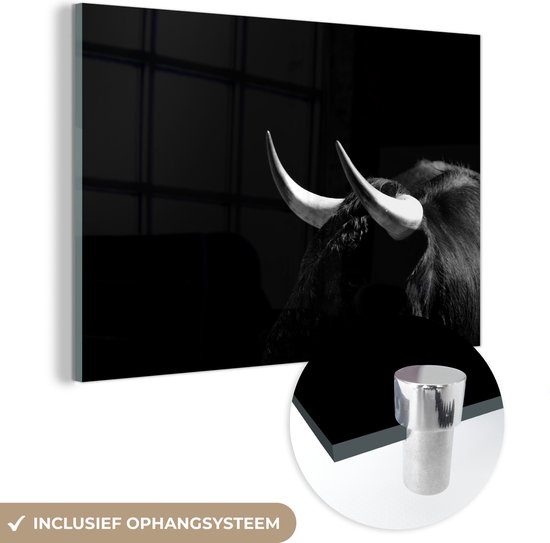 MuchoWow® Glasschilderij 60x40 cm - Schilderij acrylglas - Een foto van een zwarte stier tegen een zwarte achtergrond - zwart wit - Foto op glas - Schilderijen