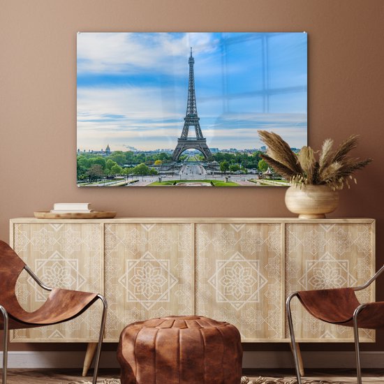 MuchoWow® Glasschilderij 120x80 cm - Schilderij acrylglas - Eiffeltoren onder een blauwe lucht - Foto op glas - Schilderijen