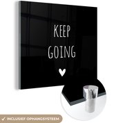 MuchoWow® Glasschilderij 50x50 cm - Schilderij acrylglas - Engelse quote "Keep going" met een hartje op een zwarte achtergrond - Foto op glas - Schilderijen