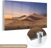 MuchoWow® Glasschilderij 80x40 cm - Schilderij acrylglas - Zandduinen in woestijn tijdens een zonsopgang bij de Sossusvlei in Afrika - Foto op glas - Schilderijen