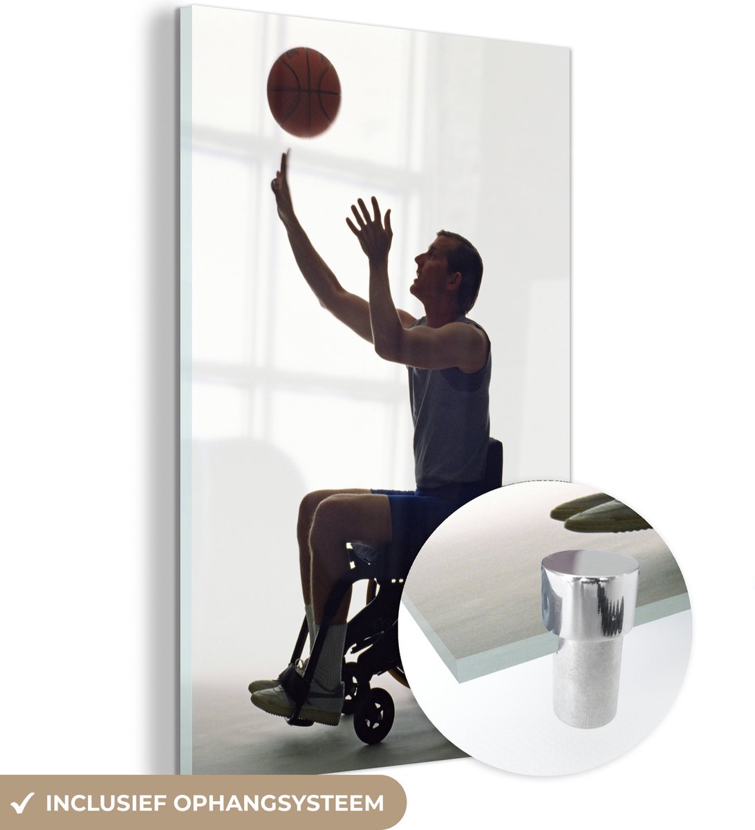 ® Glasschilderij 20x30 cm - Schilderij acrylglas - Een silhouet van een rolstoelbasketball