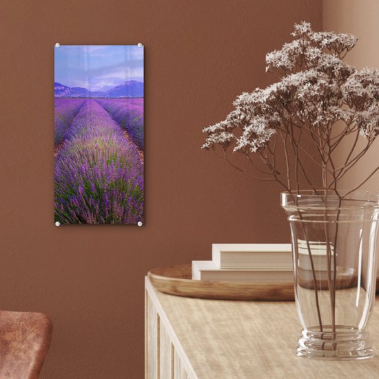 ® Glasschilderij 20x40 cm - Schilderij acrylglas - Rijen van lavendel voor bergen - Foto op glas - Muurdecoratie woonkamer - Wanddecoratie slaapkamer - Schilderijen