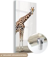 MuchoWow® Glasschilderij 20x40 cm - Schilderij acrylglas - Giraffe - Dieren - Witte achtergrond - Kinderen - Jongen - Meisje - Foto op glas - Schilderijen