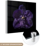 MuchoWow® Glasschilderij 90x90 cm - Schilderij acrylglas - Close-up van een paarse orchidee tegen een zwarte achtergrond - Foto op glas - Schilderijen