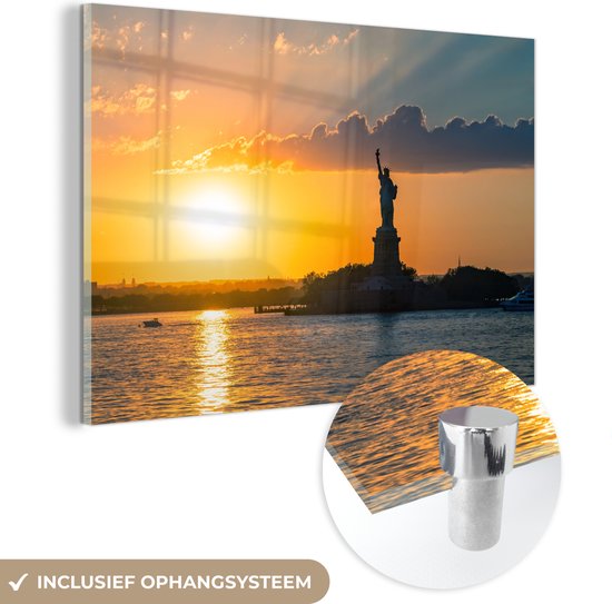 MuchoWow® Glasschilderij 60x40 cm - Schilderij acrylglas - Vrijheidsbeeld en Hudson rivier in New York tijdens zonsondergang - Foto op glas - Schilderijen