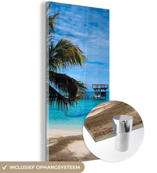 MuchoWow® Glasschilderij 60x120 cm - Schilderij acrylglas - Het uitzicht op het strand bij de Noord-Amerikaanse Baai-eilanden in Honduras - Foto op glas - Schilderijen