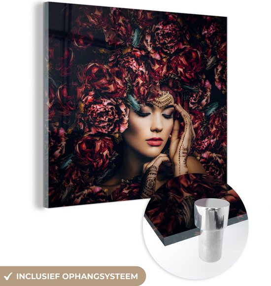 Glasschilderij vrouw - Bloemen - Rood - Sieraden - Henna - Foto op glas - Wanddecoratie glas - 50x50 cm - Schilderij glas - Slaapkamer - Woondecoratie