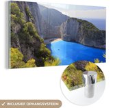 MuchoWow® Glasschilderij 160x80 cm - Schilderij acrylglas - Groene vegetatie op de kliffen bij Navagio Beach in Griekenland - Foto op glas - Schilderijen
